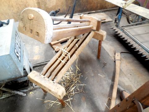 Vieil Homme Bûcheron Tenant Une Hachette Et Une Pile De Bois